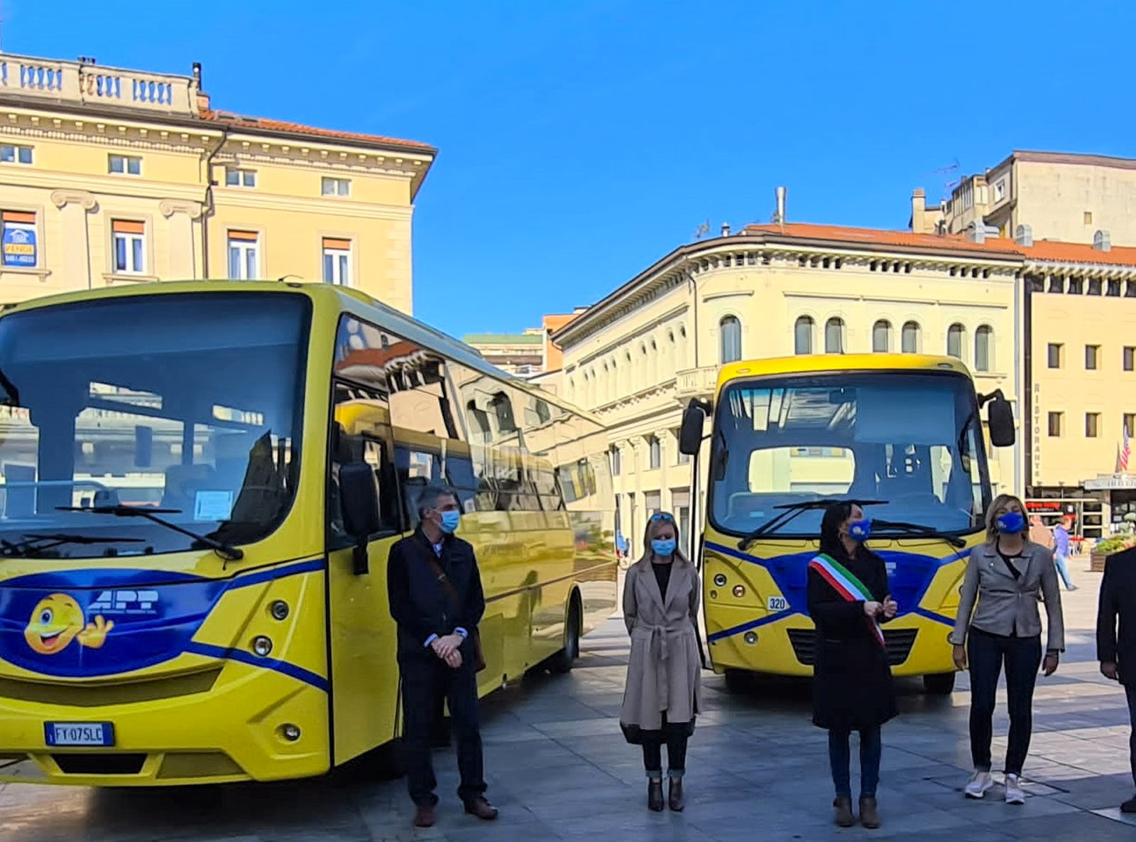 Lo scuolabus APT indossa la mascherina
