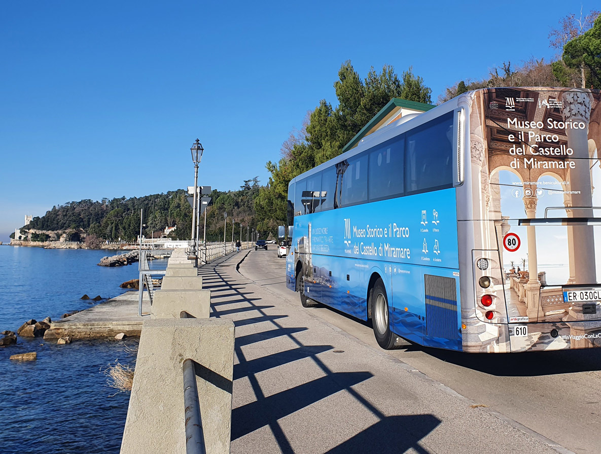 Il Castello di Miramare in viaggio sulle ruote di un bus