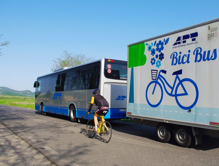 Autobus APT con carrello per bici APT